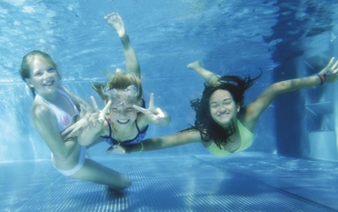 Spass im Wasser und Schwimmerlernung für Kinder