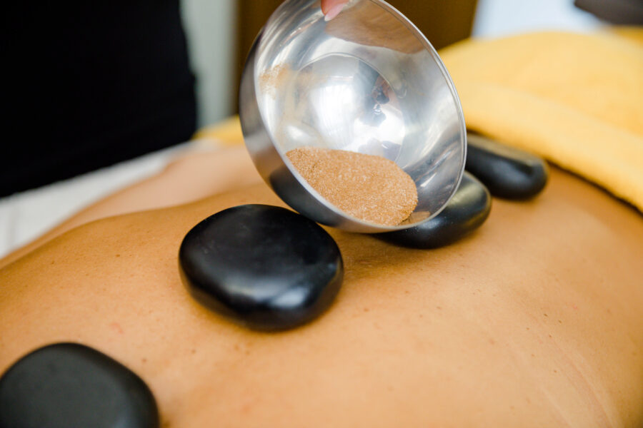 Zimt und Zucker Ganzkörper-Peeling & Hot-Stone-Massage